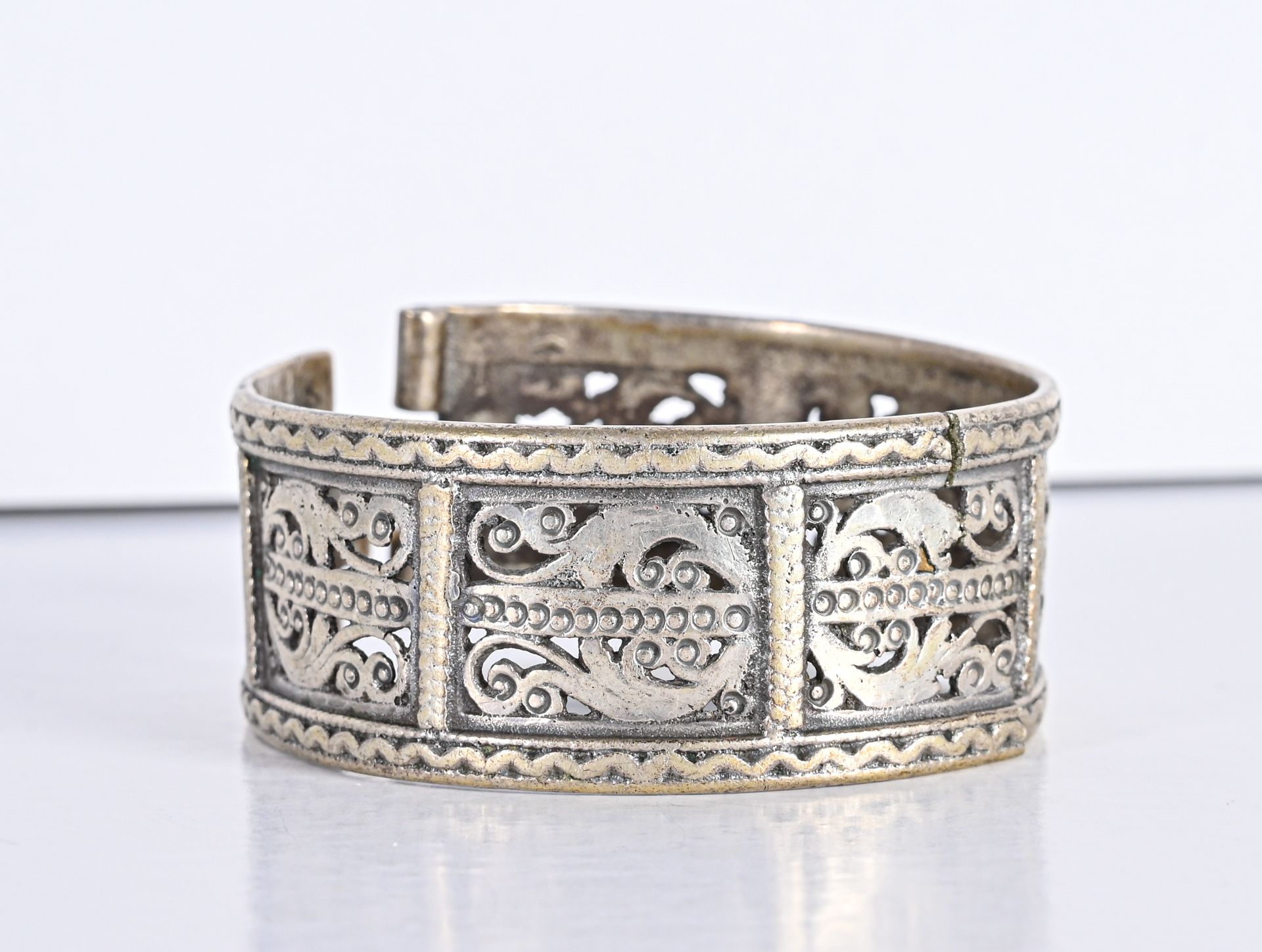 Bracelet en argent 
mit durchbrochenem Dekor aus pflanzlichen Leiern




D. 6 cm&hellip;