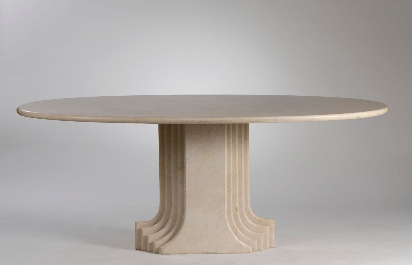 Null 卡洛斯-斯卡帕(1906-1978)

1970年代的西蒙国际版

饭厅桌子

大理石

H.72 cm - D. 100 cm - W. 184 c&hellip;