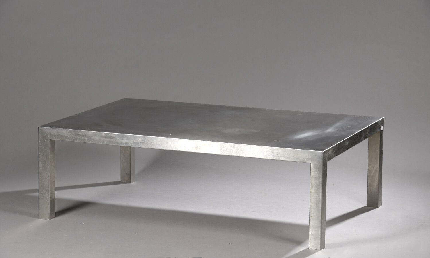 Null 玛丽亚-佩尔盖（生于1930年

"低矮的钢制桌子"，是在[1968年]前后设计的模型。

大而宽的长方形咖啡桌。

在木芯上的不锈钢贴面的证明。

&hellip;