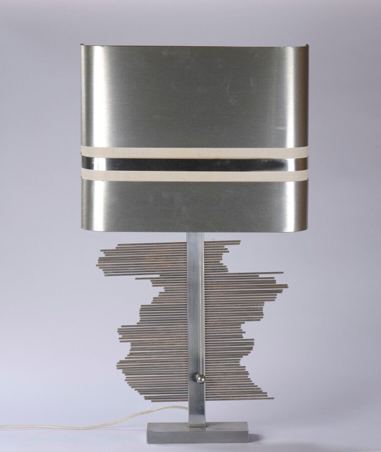 Null 1970年代的作品

灯具

惊人的棒子系统，可以在其长度上移动

不锈钢、织物和不锈钢灯罩

总高度79.5厘米-D. 10厘米-W. 45.5厘米