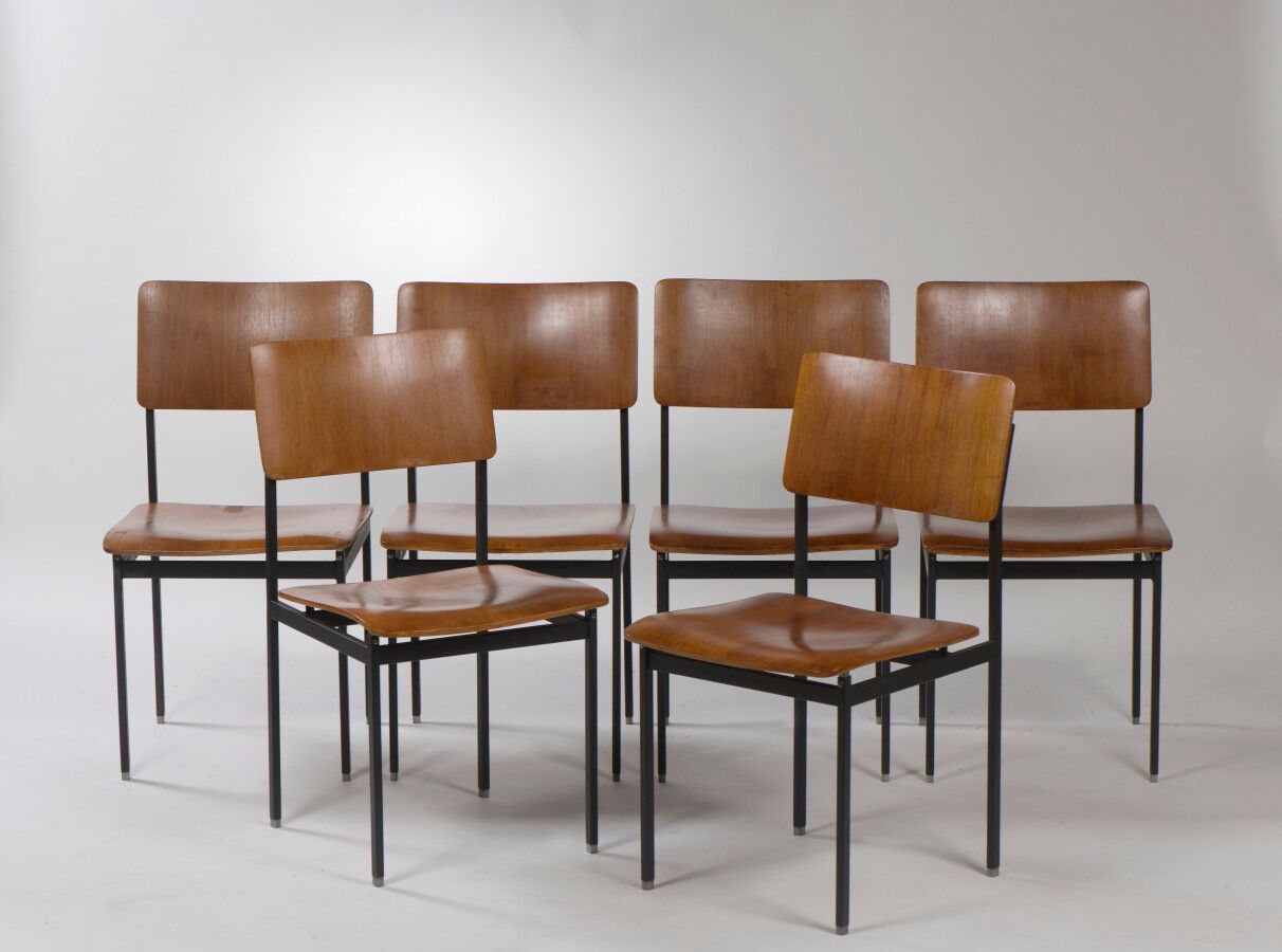 Null 意大利1970年的作品

六把椅子的套间

模制胶合板、黑色漆面金属、黄铜

H.83 cm - D. 44 cm - W. 48 cm

状况良好