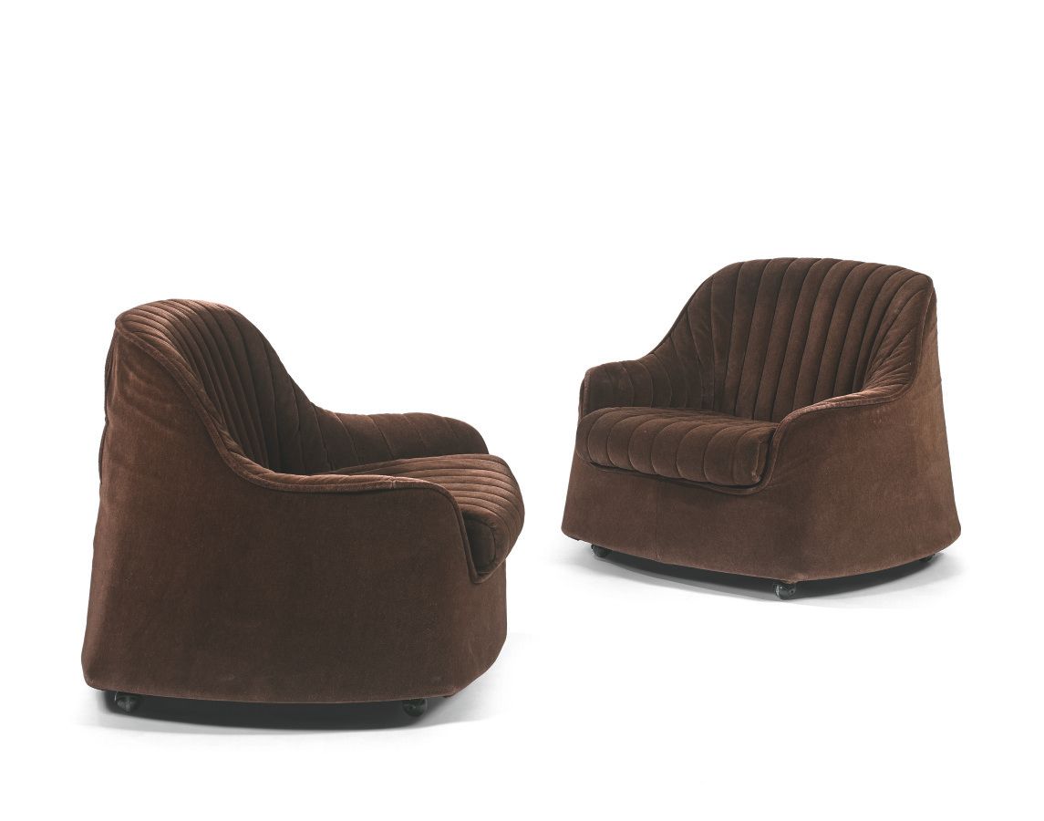 Null 阿夫拉和托比亚-斯卡帕（20世纪

20世纪70年代的卡西纳版

一对扶手椅 型号CIPREA

覆盖着棕色天鹅绒封面

H.77 cm - D. 7&hellip;