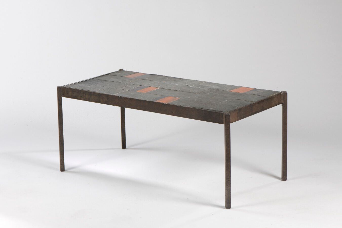 Null 马多-约林(1921-2019)

1960年代的作品

矮桌

陶瓷和石板，锻铁

H.40 cm - D. 45 cm - L. 95 cm

状&hellip;