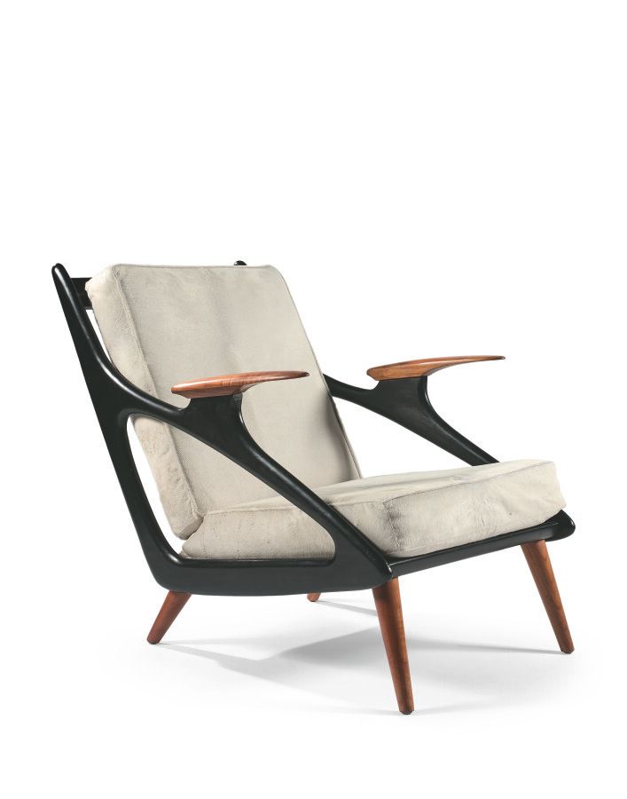 Null 1960年代的意大利作品

优雅的扶手椅

熏黑的木头，扶手和背部为浅色木头

用羊毛皮包裹的坐垫

H.76 cm - D. 85 cm - W. &hellip;