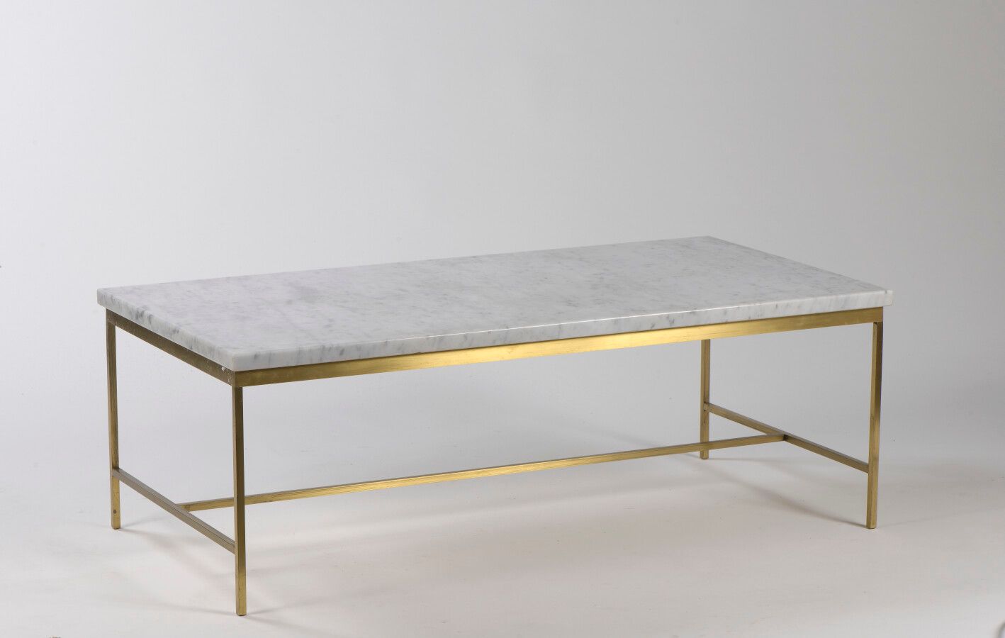 Null 保罗-麦考博（1917-1969



咖啡桌

黄铜、大理石

H.38.5厘米 - 宽117厘米 - 深56厘米

状况良好