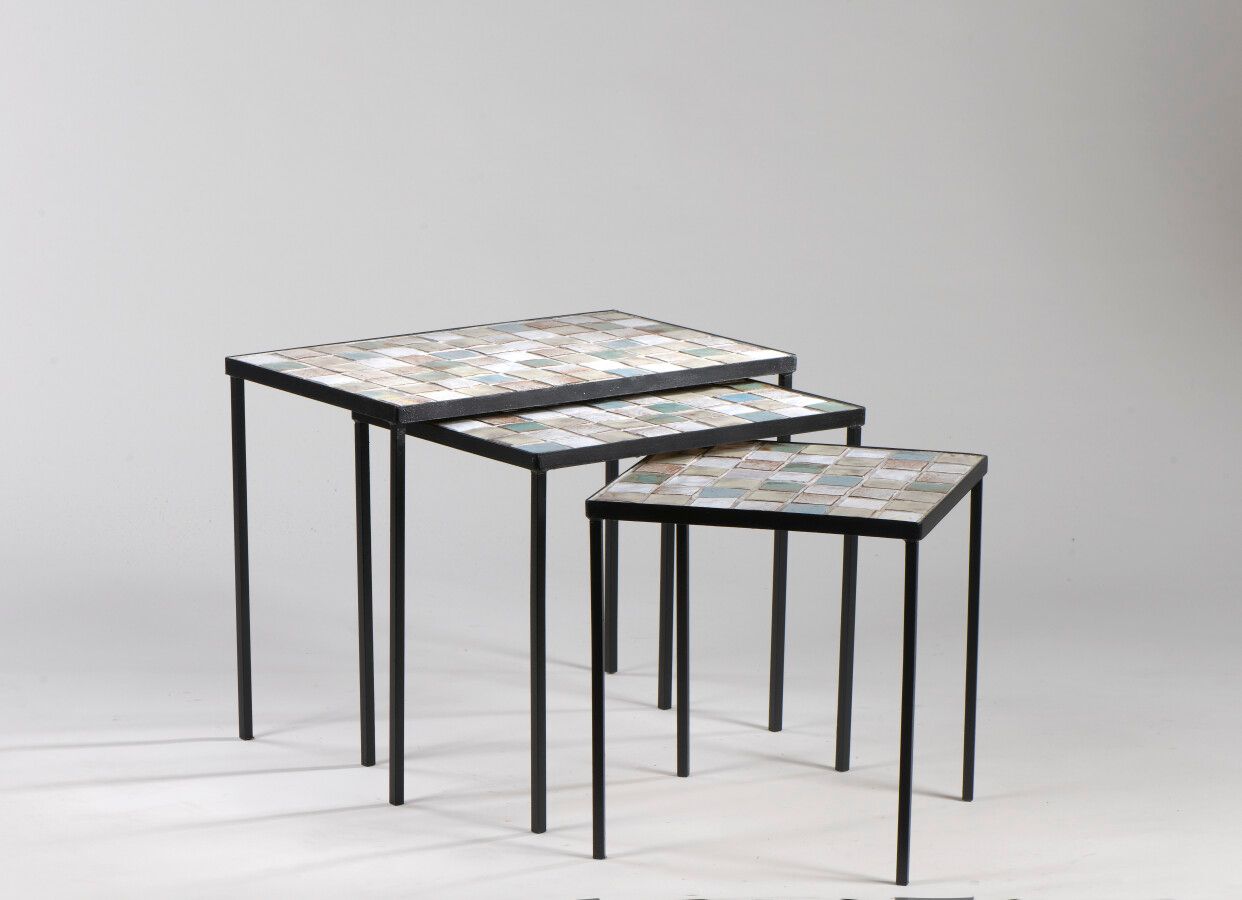 Null 1960年代的作品

一套三张的嵌套桌

顶部为粉色的陶瓷砖

H.45 cm - D. 35 cm - W. 55 cm

状况非常好