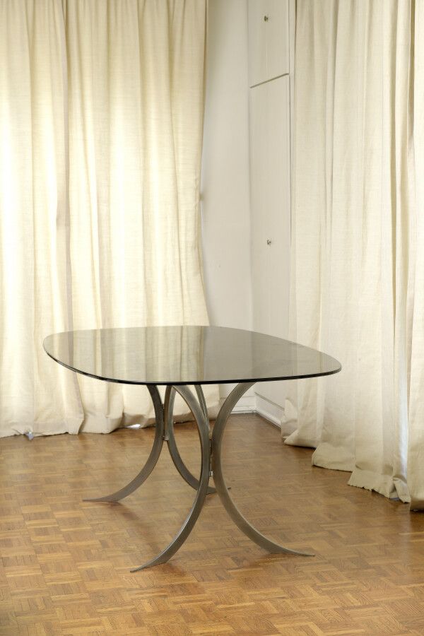 Null 1970年代的作品，在鲍里斯-塔巴科夫的品味中

带有双腿的餐厅桌子，每个都形成一个优雅的三脚架

烟熏玻璃，镀铬金属

H.72厘米 - 宽100厘&hellip;