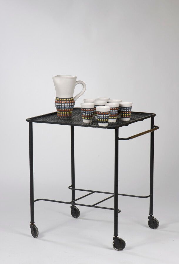 Null 马蒂厄-马特戈(Matthieu MATEGOT) (1910-2001)



约1950年的滚动式桌子

黑色漆面金属，黄铜

H.75 cm -&hellip;