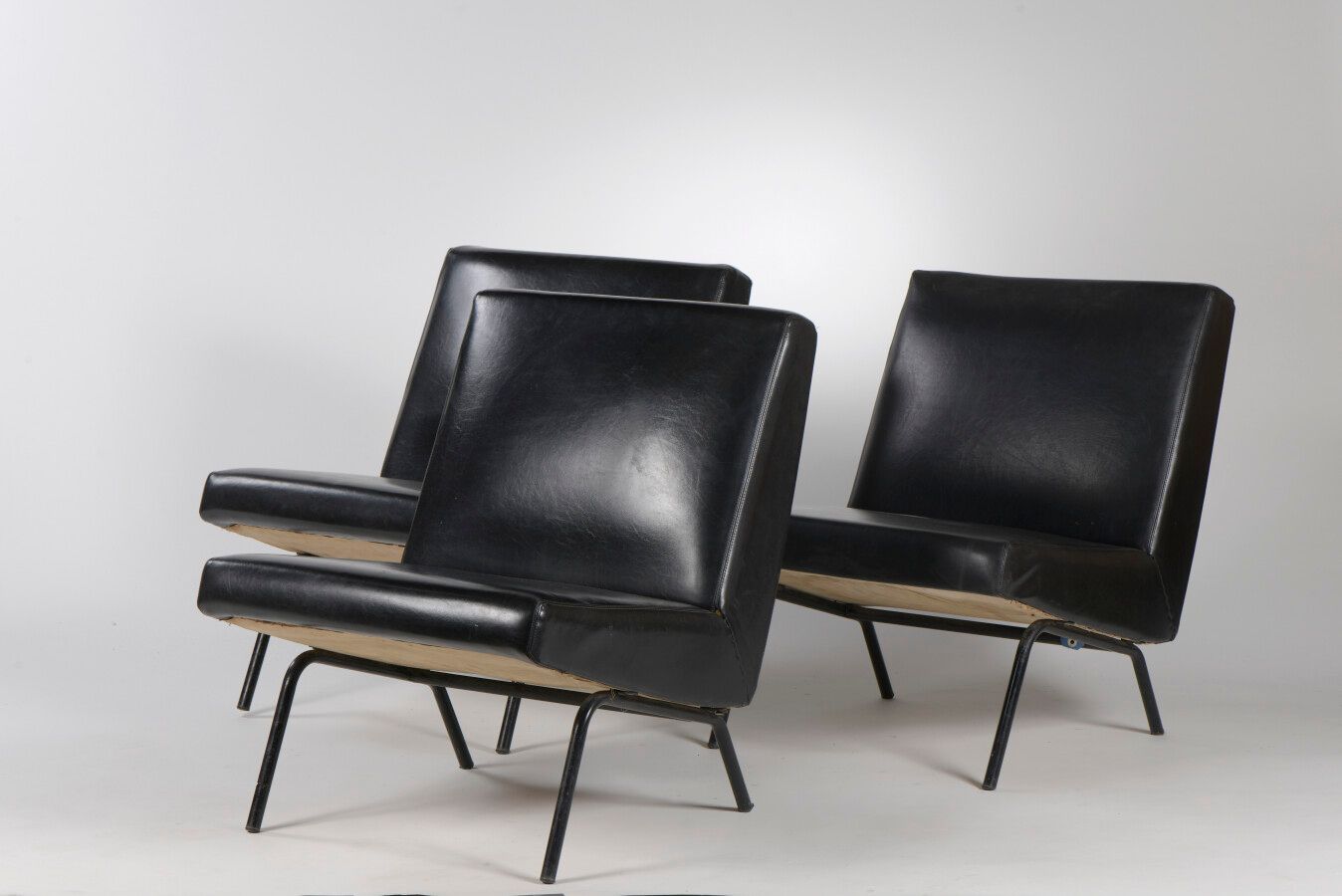 Null Joseph Andre MOTTE

 (1925-2013)

1970年的斯坦纳版

一套三张扶手椅，型号743

黑色漆面金属底座，黑色人造革&hellip;