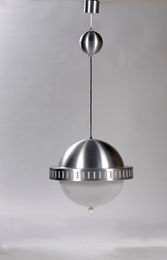 Null 1970年代的意大利作品

埃斯佩里亚编辑部

优雅的球形悬挂

白色乳白色透镜和拉丝不锈钢

H.130 cm - D. 45 cm