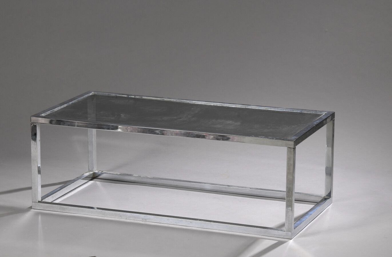 Null 1970年代的作品

长方形咖啡桌和一块沙发

方形截面的镀铬管状金属样板

烟熏玻璃面板

H.35 cm - D. 100 cm - L. 50 &hellip;
