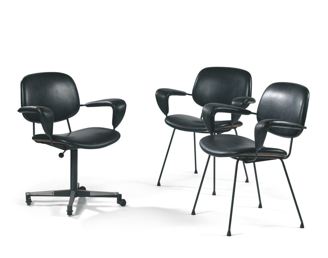 Null 意大利作品，1960年代。

一套两把访客椅和一把相同型号的带轮子的办公椅

金属结构，原版黑色人造革内饰

H.81 cm - D. 52 cm -&hellip;