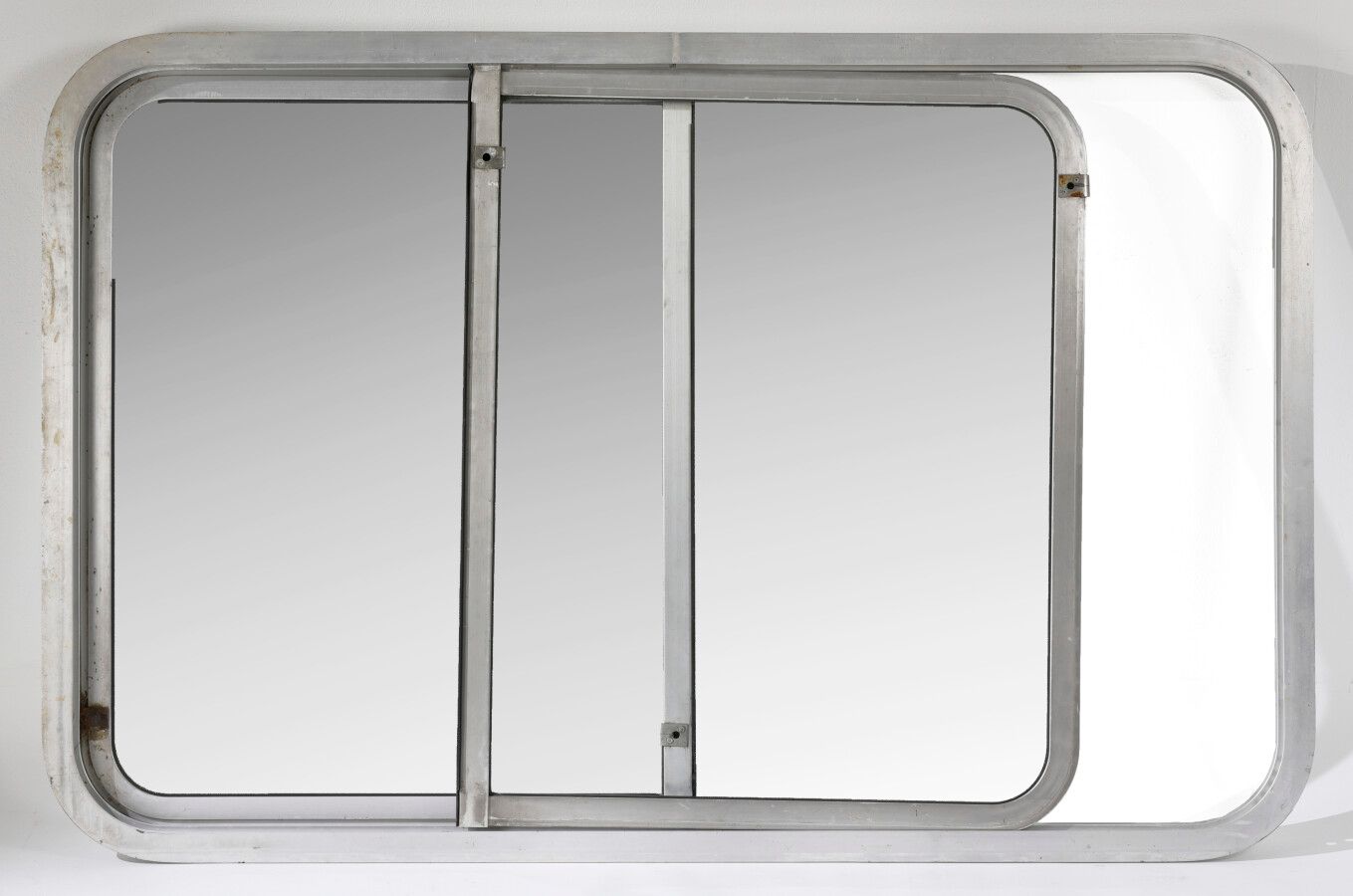 Null 让-普鲁维(1901-1984)

双层推拉窗，约1960年

玻璃，铝

H.172 cm - D. 7 cm - W. 110.5 cm



出&hellip;