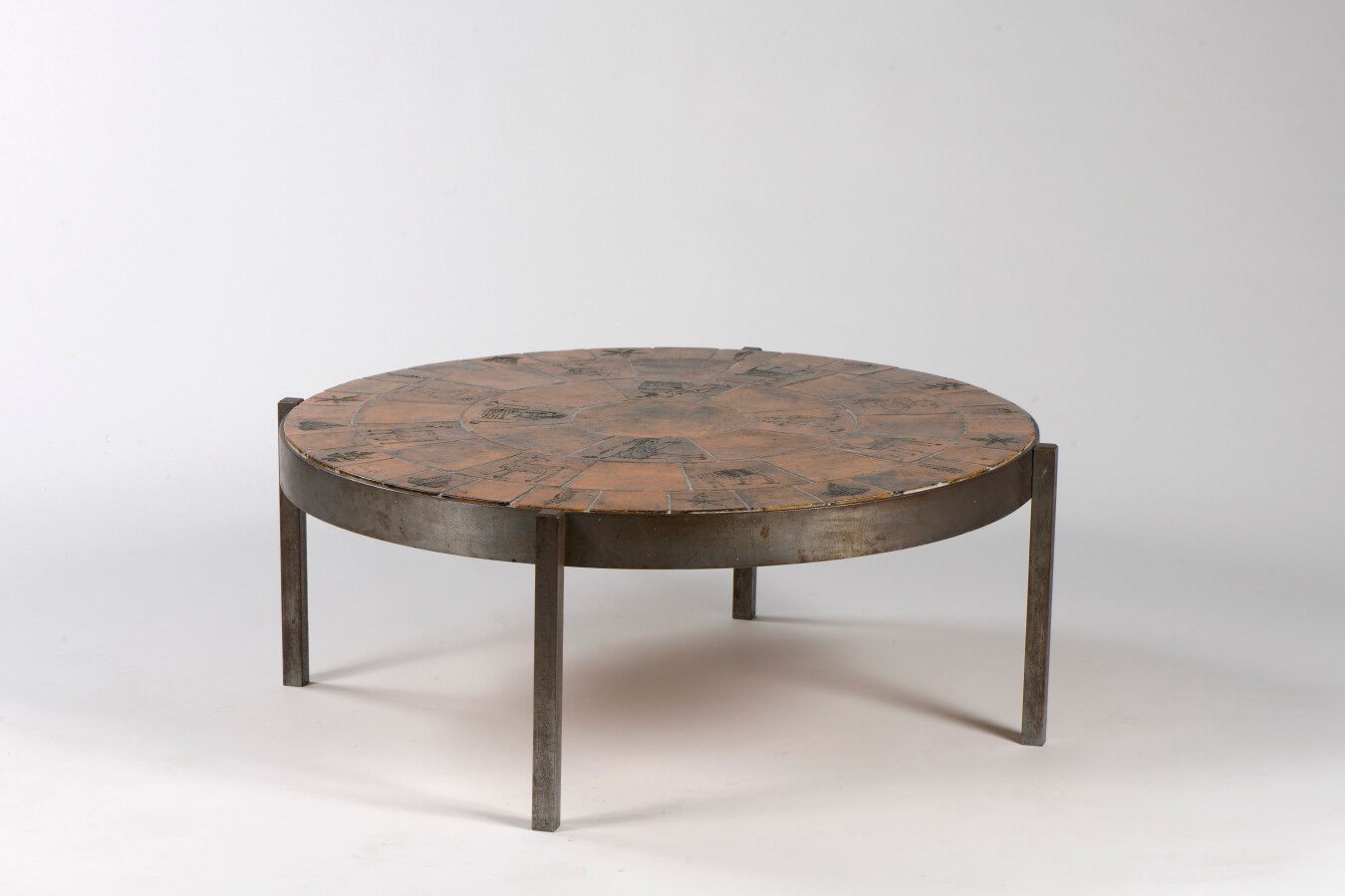 Null 雅克-布林 (1920 - 1995)



咖啡桌，陶瓷桌面，有鸟类和植物装饰



H.37 cm - D. 85 cm

状况良好