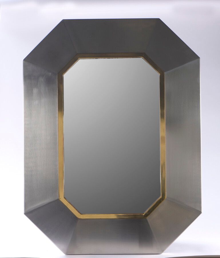 Null 在扬森之家的品味中

1970年代的作品

大型八角形镜子

黄铜和拉丝不锈钢

H.92 cm - D. 6 cm - W. 69 cm