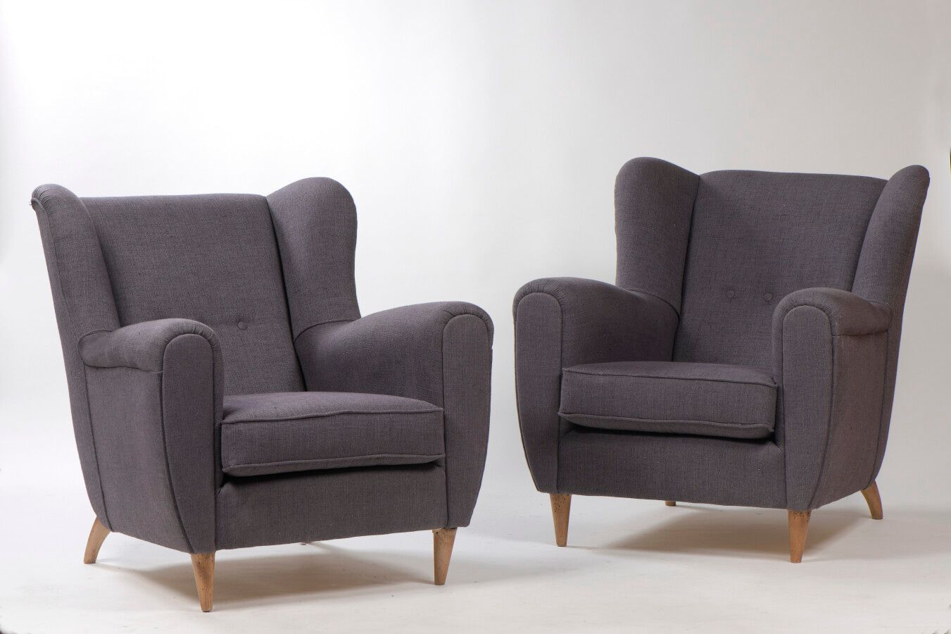 Null 1970年代的意大利作品

一对舒适的扶手椅

座椅上覆盖着烟灰色的织物

H.92 cm - D. 73 cm - W. 82 cm

状况良好