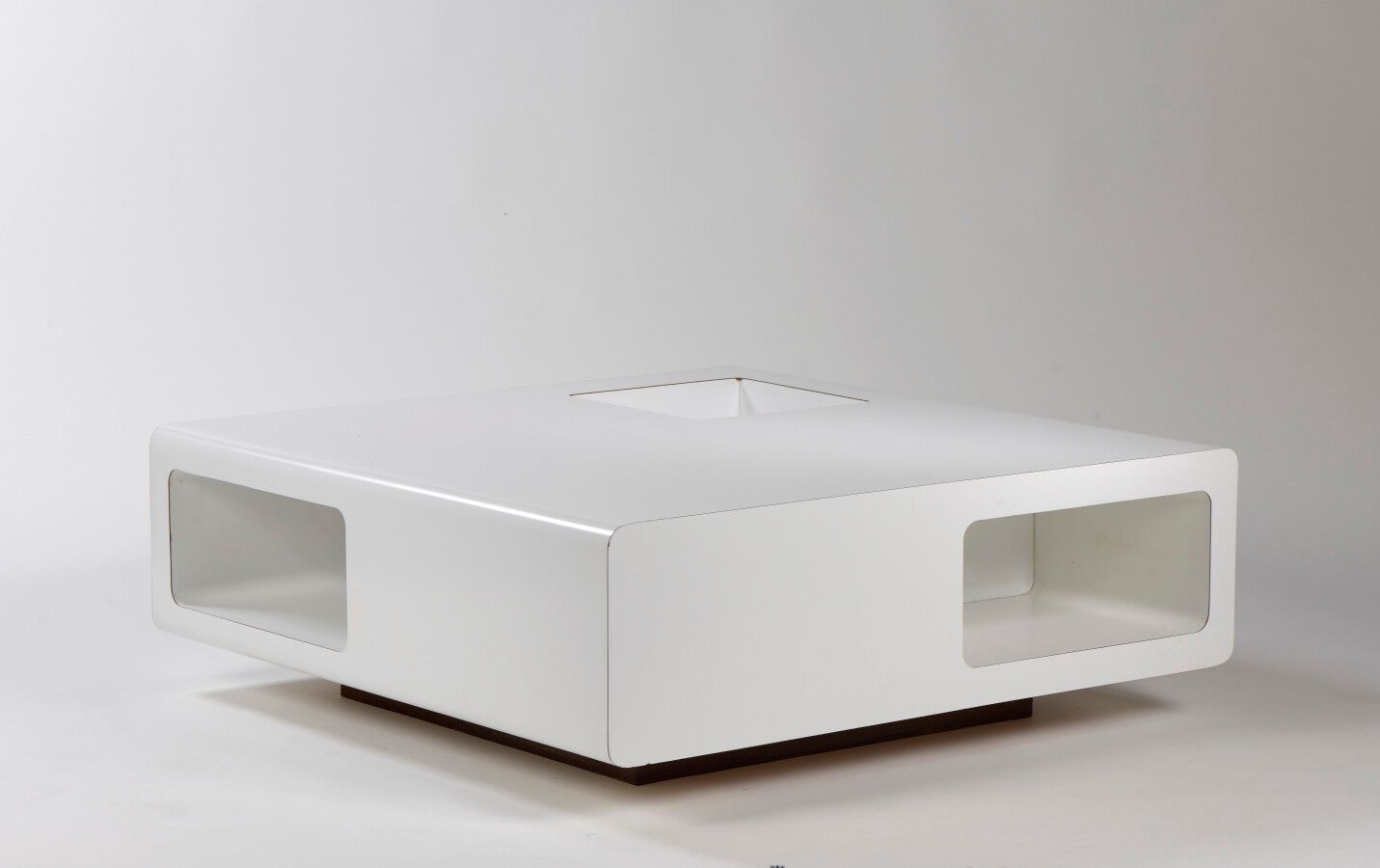 Null 米歇尔-博耶 (1935-2011)

MBR03型咖啡桌

1970年的Rouve版

白色层压板，白蜡木

H.36 cm - D.100 cm &hellip;