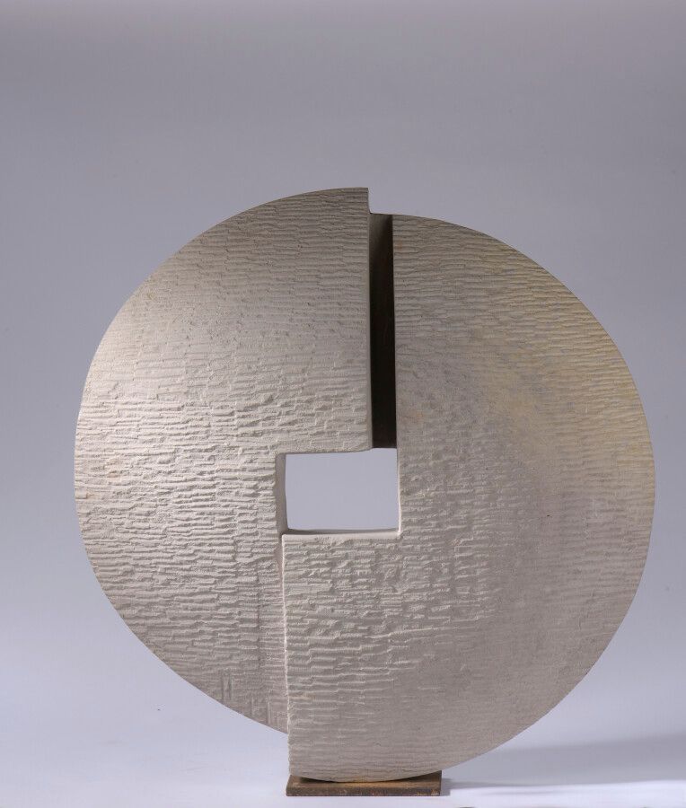 Null 1970年代的作品

重塑石的大型雕刻

有图案的PB

在一个基座上

H.66 cm - D. 7 cm - L. 67 cm