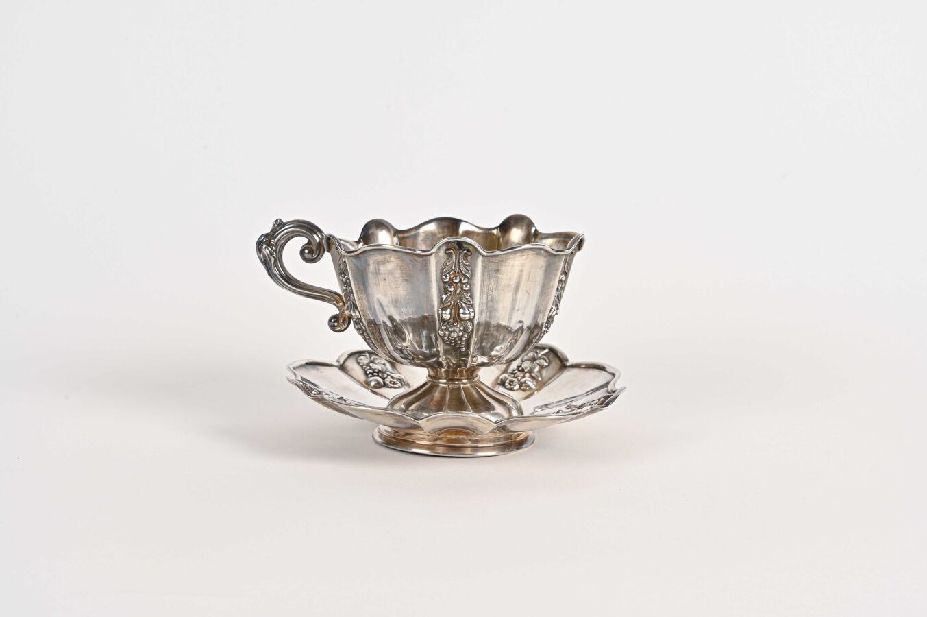Null Large cup on pedestal and its saucer with pinched sides, plain panels inter&hellip;