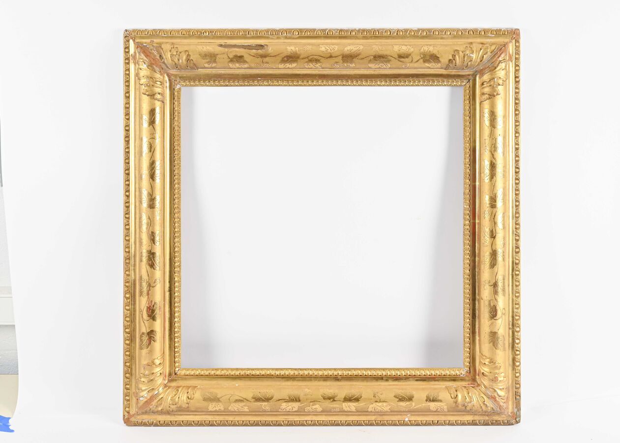 Null Beautiful square frame in wood and gilded stucco, molded and engraved, part&hellip;