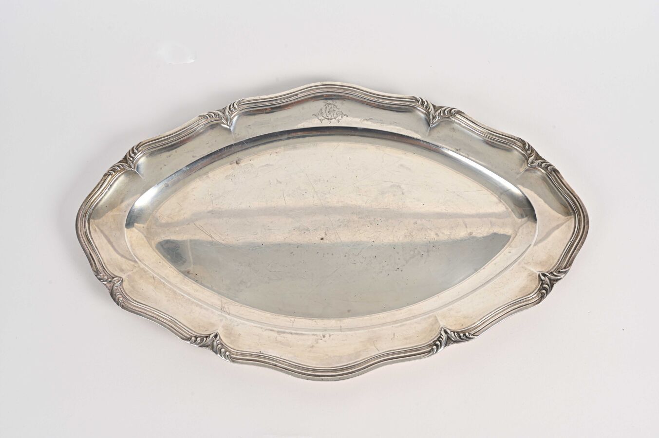 Null Large oval silver dish, filets contours with clasps, engraved CM 

Master G&hellip;