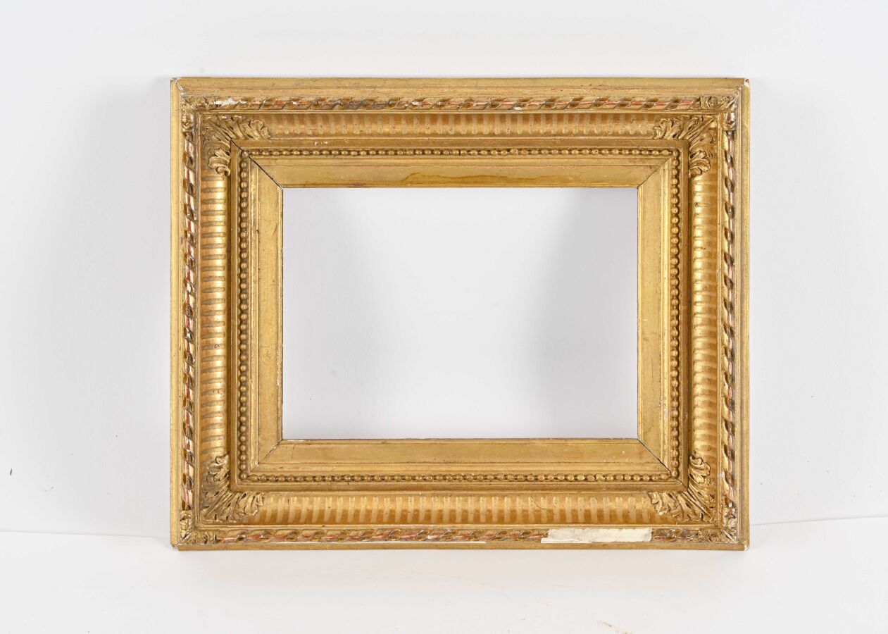 Null 长方形鎏金木小框，带珍珠和丝带装饰

19世纪晚期

视线：11.5厘米 - 16.5厘米 BL

缺少模具