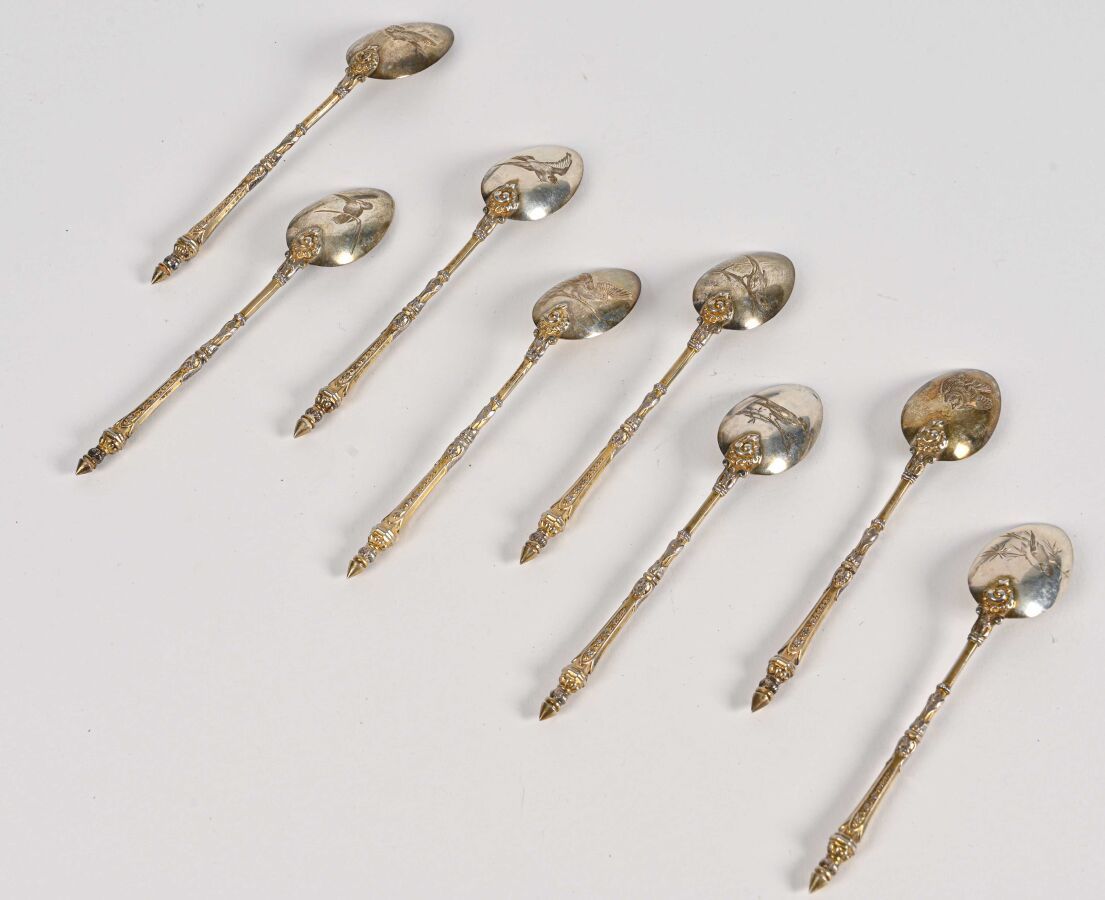 Null 八把青铜摩卡勺，部分有叶子的柱形手柄，勺子上刻有不同型号的鸟儿

19世纪晚期

重量：119 g BL

佩戴到vermeil