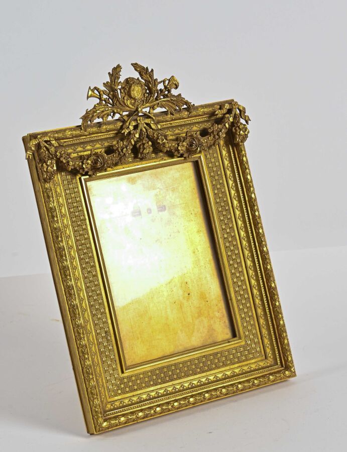 Null Beautiful rectangular easel frame, to hang, in finely chased bronze, the pe&hellip;