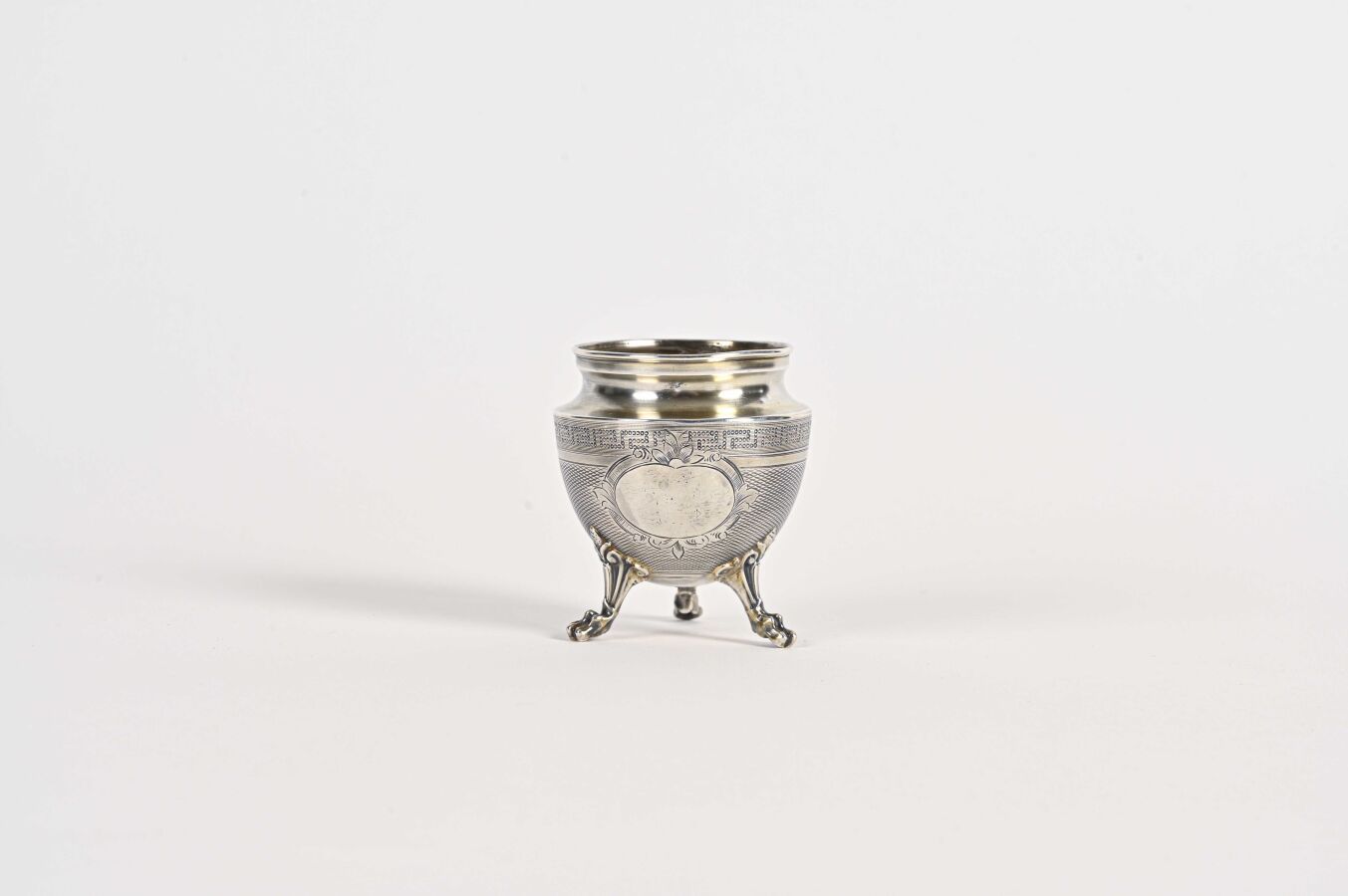 Null Base of a small sugar bowl in silver with Greek frieze on three feet with l&hellip;