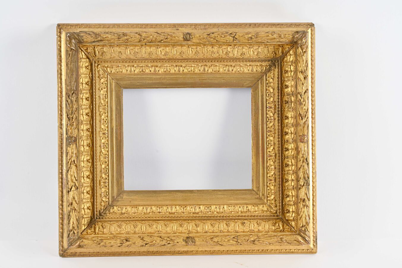 Null Rectangular gilded wood frame with mouldings of water leaves, pearls, fleur&hellip;