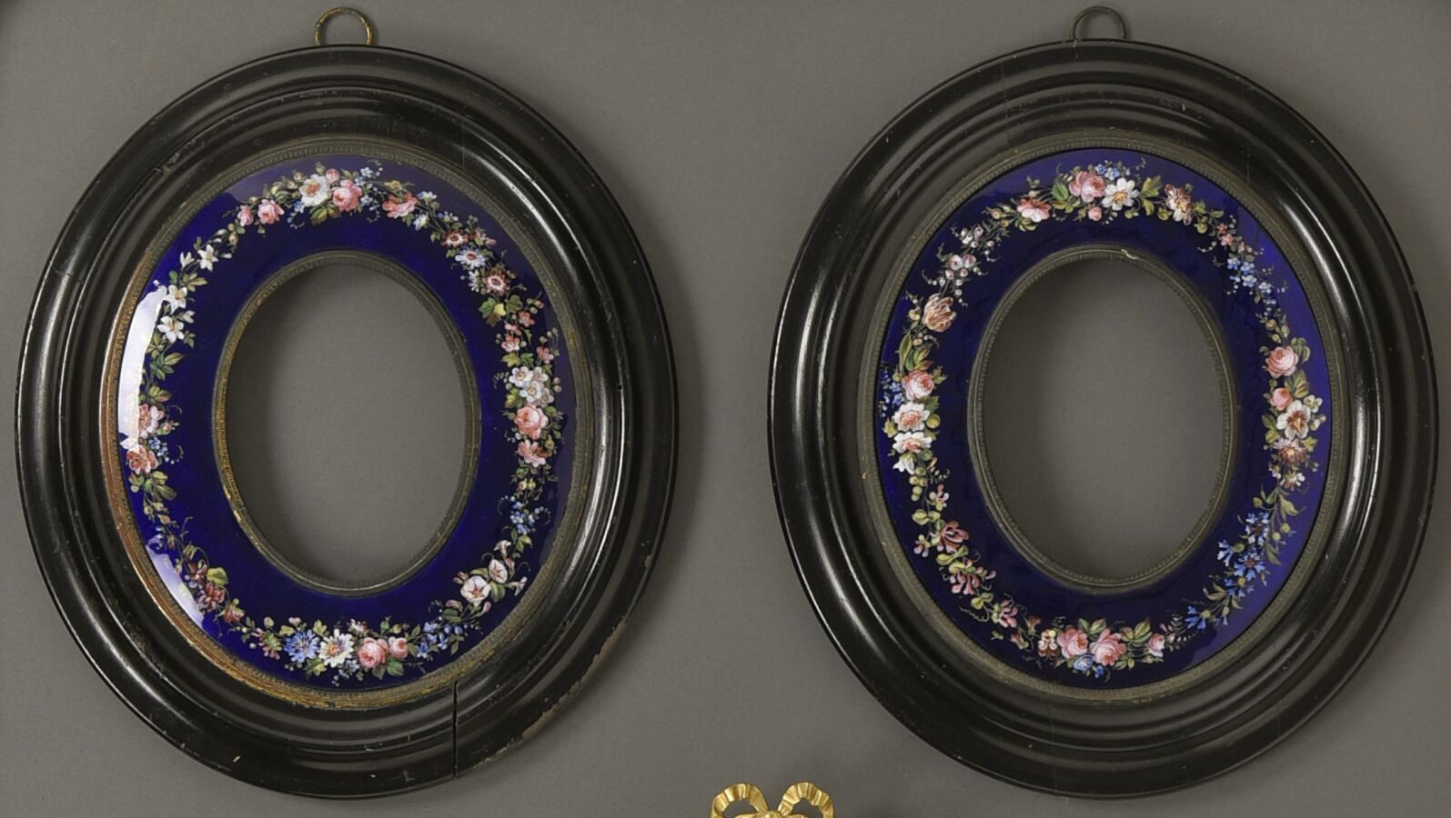 Null Pair of oval frames with large Marie-Louise enamelled with a garland of flo&hellip;