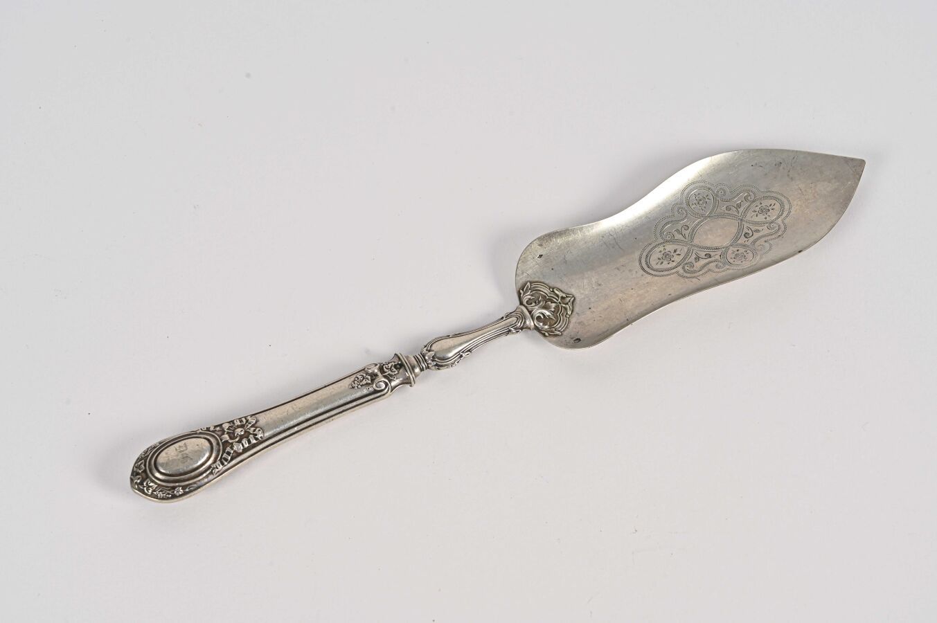 Null Pie server, the handle in filled silver with oval ribboned medallion number&hellip;