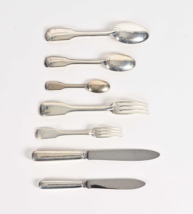 Null 泰达兄弟公司

一套银质餐具，末端有镂空手柄、锉刀和轮廓，包括：18把填充银手柄和不锈钢刀片的餐刀，18把餐刀，18把填充银手柄和不锈钢刀片的奶酪刀，&hellip;