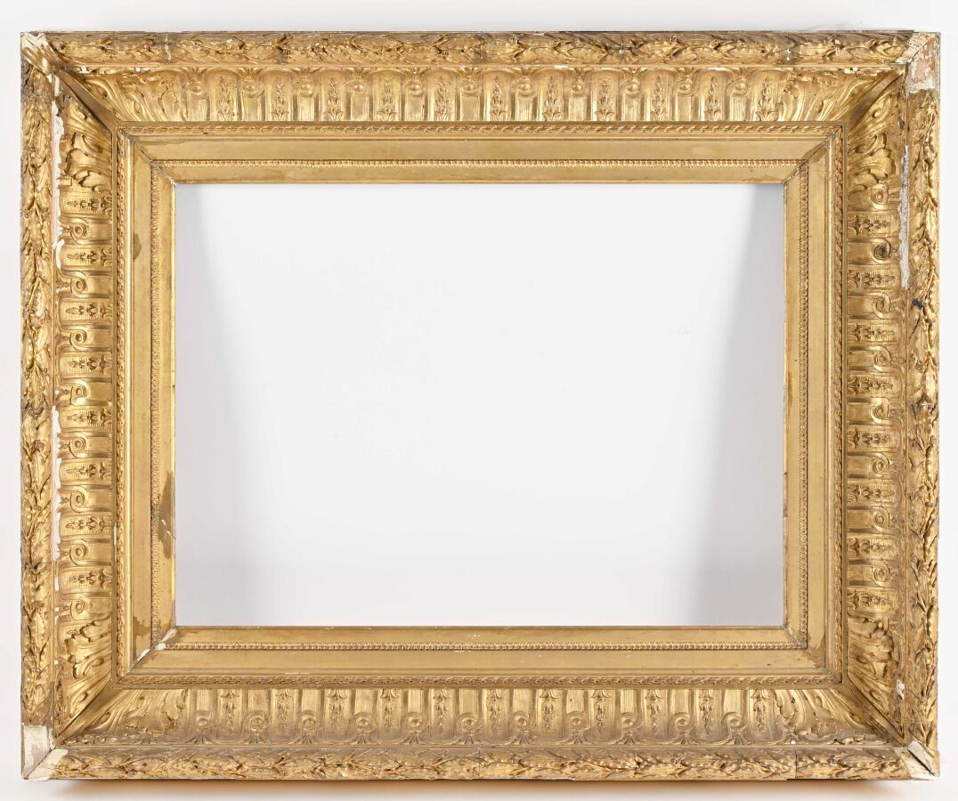 Null Rectangular wood and gilded stucco frame decorated with arcatures, palmette&hellip;
