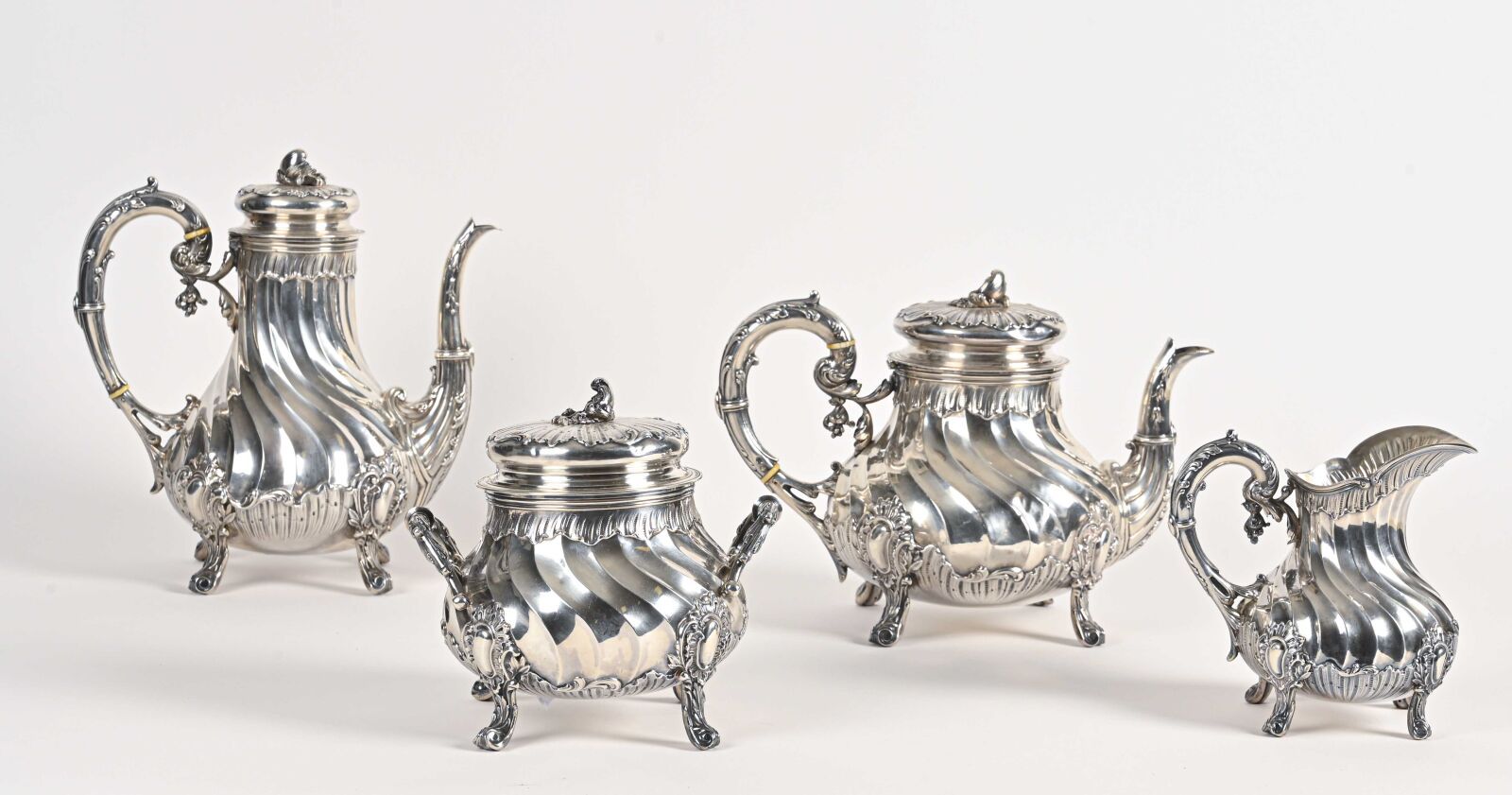Null 一个重要的银质茶具和咖啡具，主体有躯干和波浪，装饰有印有亨利男爵加斯顿（1848-1880）和他妻子玛丽-萨巴蒂埃（1852-？整体在四个叶状的脚上，&hellip;