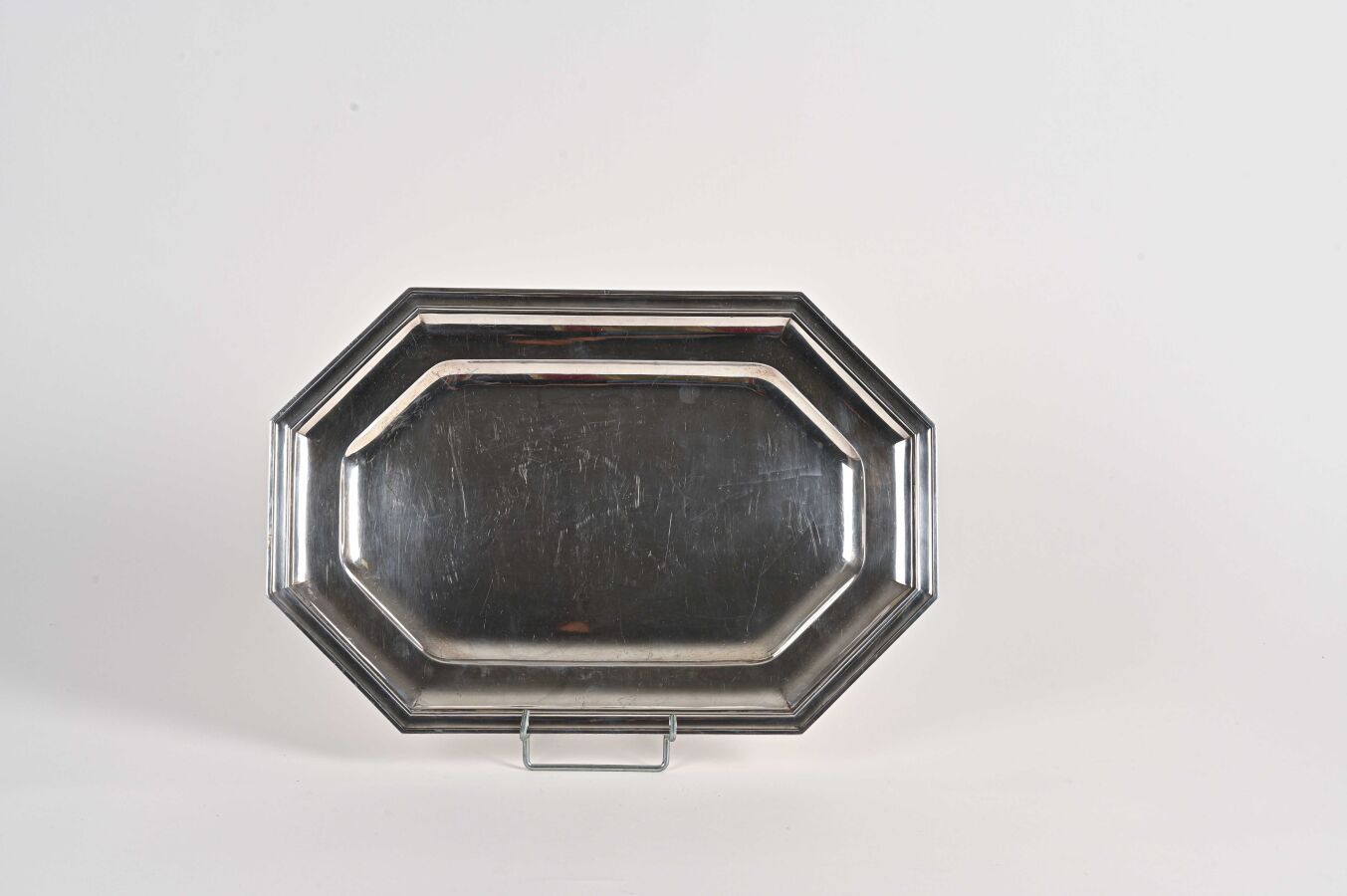 Null Grande piatto rettangolare d'argento con lati tagliati, modellato con filet&hellip;