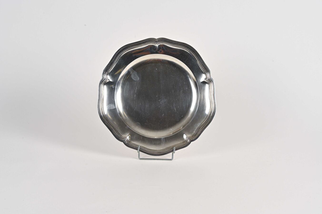 Null 银制半空心圆盘，锉刀轮廓模型

标记：米诺尔

来自巴黎DURAND的房子，有印记和字样

直径：30.5厘米

重量：793 g BL