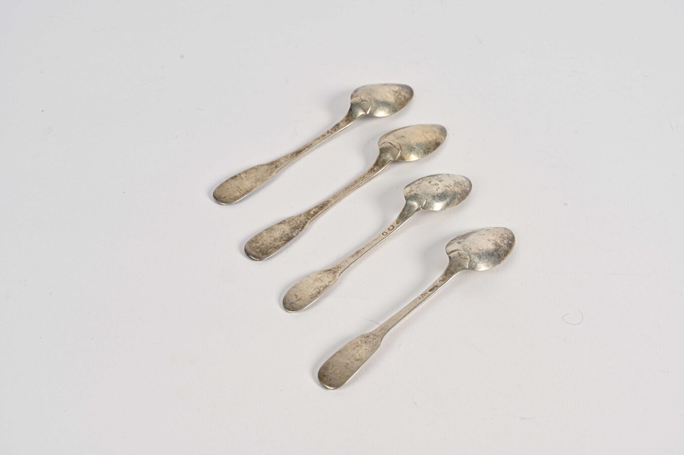 Null 四个银质咖啡勺。两枚带有Minerva印记，第三枚带有18世纪印记，第四枚带有第二只公鸡印记（1809-1819）。

重量：80g BL