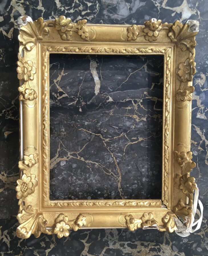Null Small rectangular frame in gilded wood carved with corner palmettes and flo&hellip;