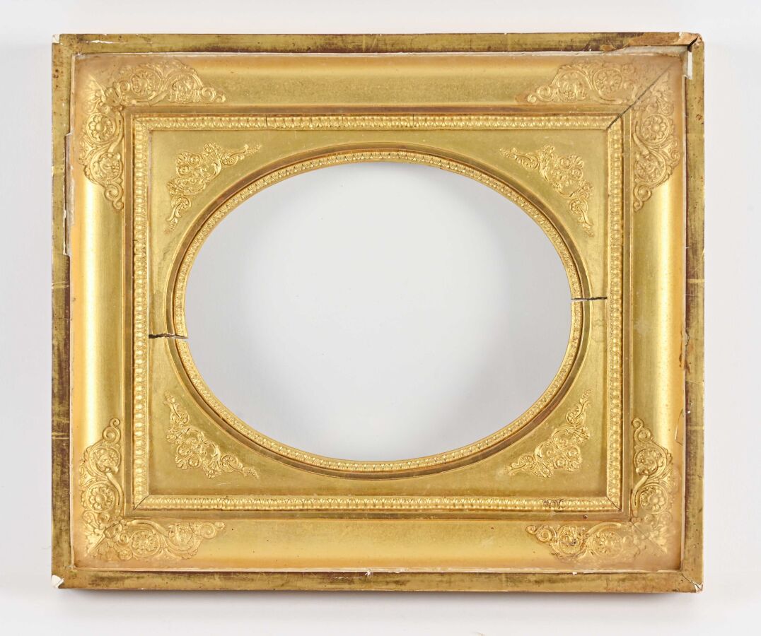 Null Rectangular frame with oval view in wood and gilded paste, with palmettes a&hellip;