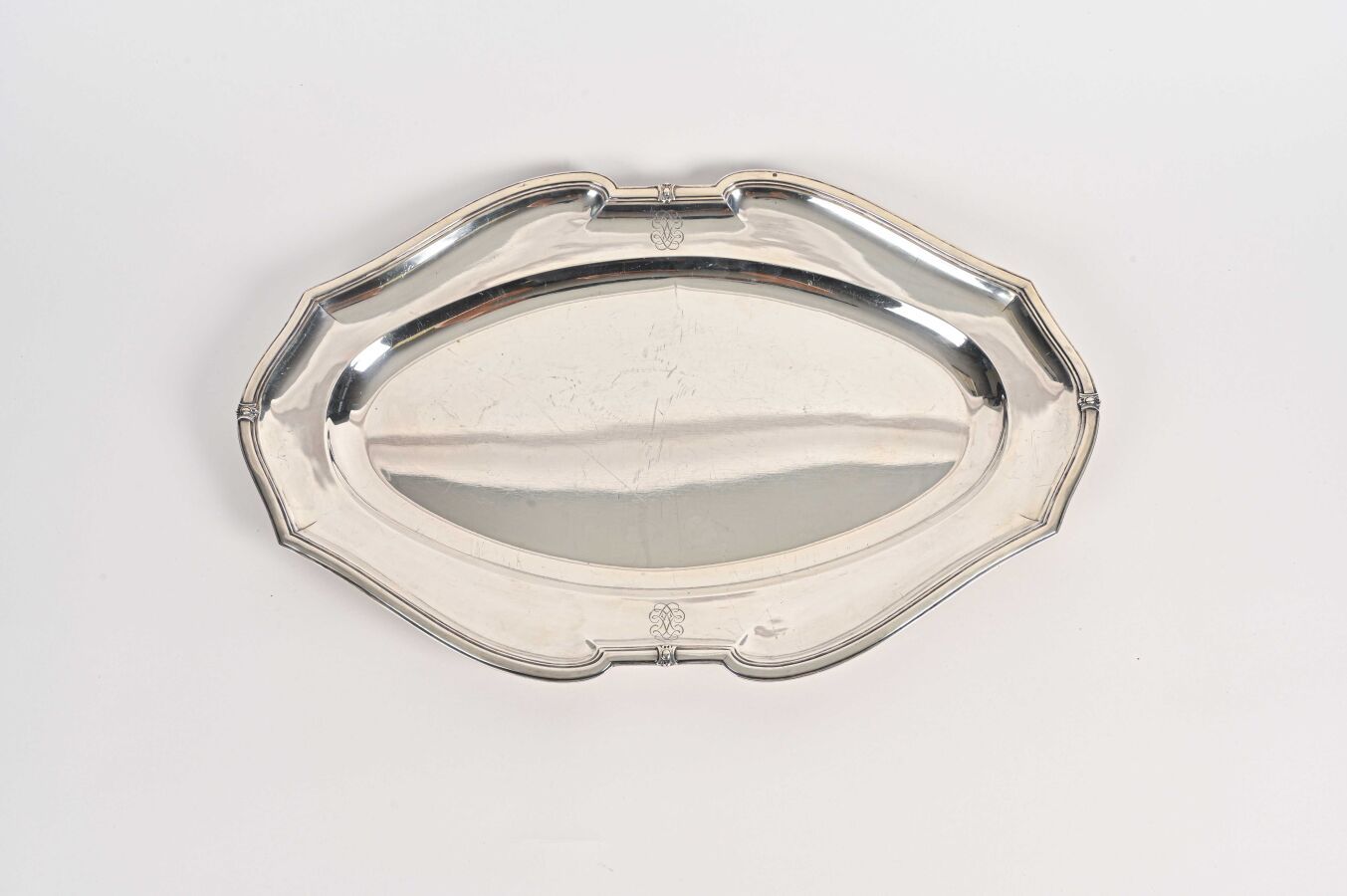 Null Grande piatto ovale d'argento con bordi mobili, con larghi filetti e quattr&hellip;