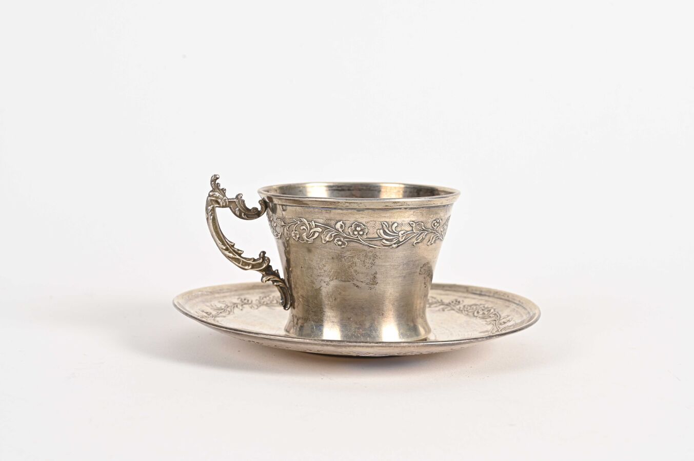 Null Silver cup and saucer with a frieze of flowers on an amatized background 

&hellip;