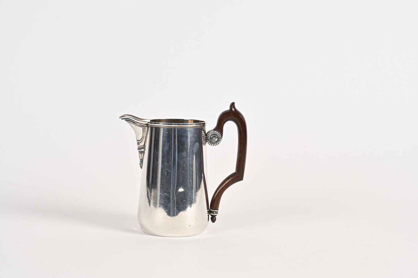 Null 普通银质牛奶壶，清漆紫檀木手柄

标记：米诺尔

大师级工匠：HN

高度至手柄：14.5厘米 - 总重量：222克 BL

小幅震荡