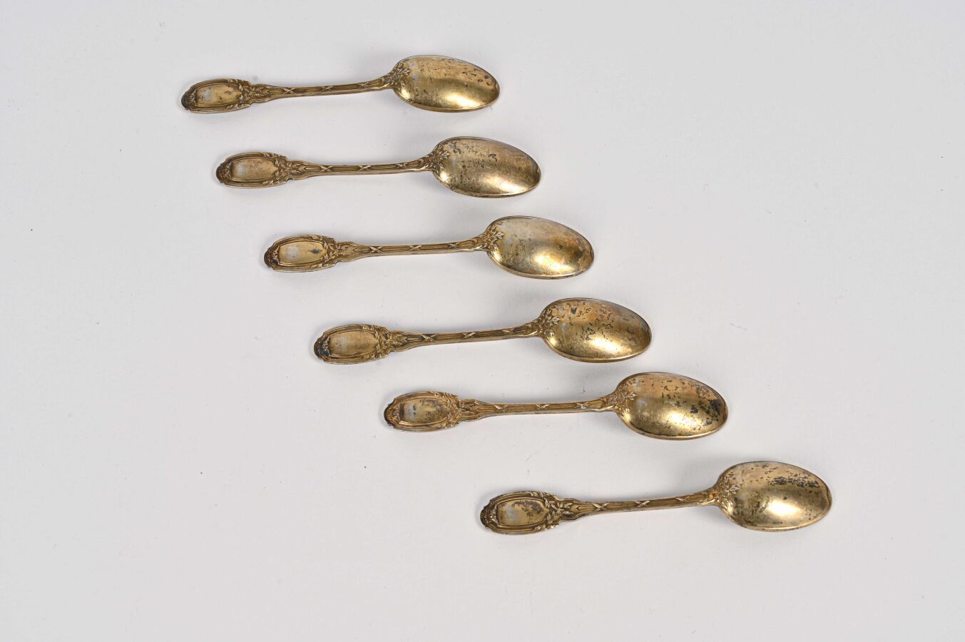 Null 一套六件路易十六风格的小型镀金咖啡匙，带边框的勺子

标记：米诺尔

大师级工匠: AD un échassier

重量：120克 BL