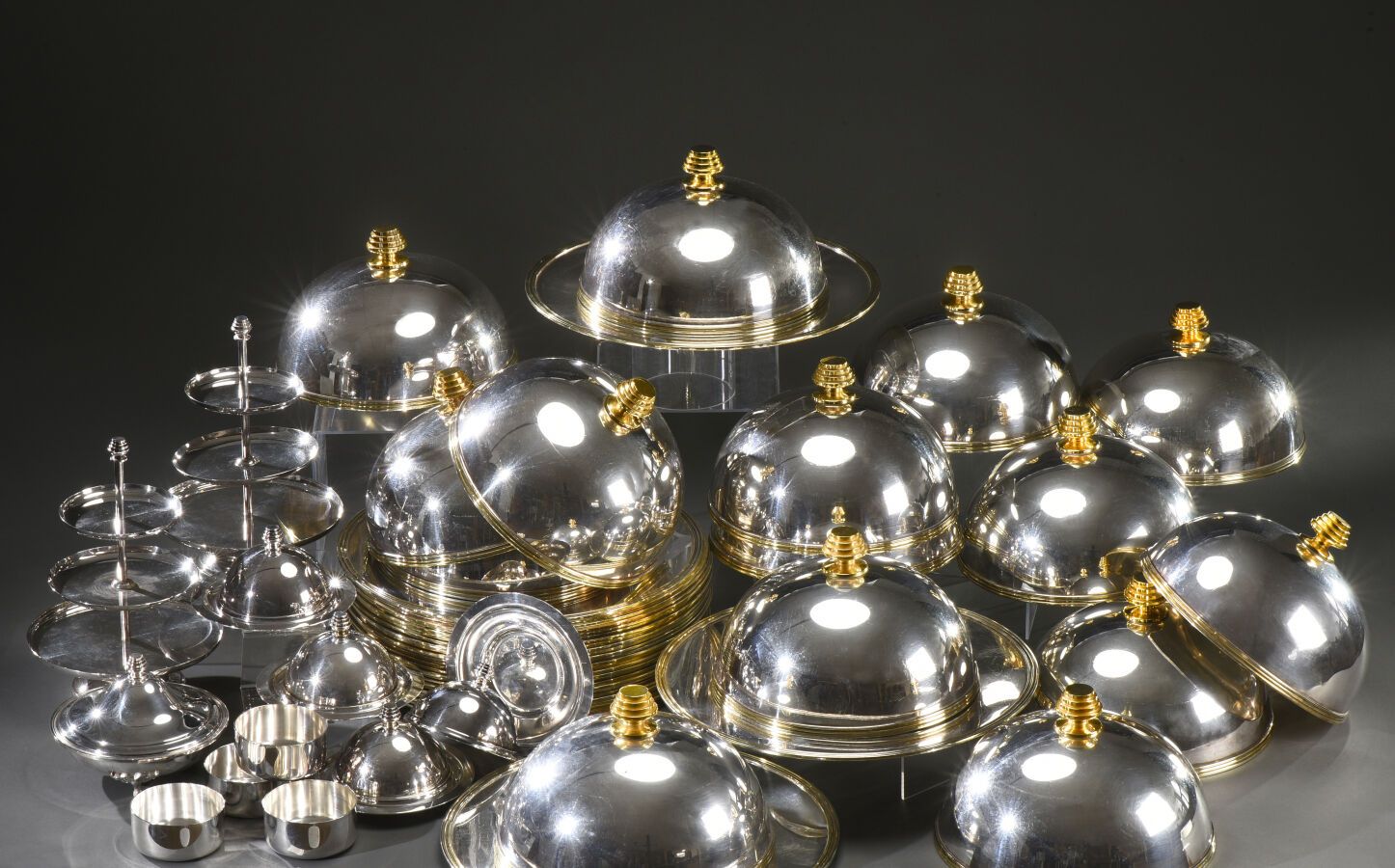 Null EUROP-FELIX

一套29个服务盘和15个各式各样的镀银铃铛，带鎏金手柄

来自同一所房子的接头：四个带盘子和铃铛的小ramekins，小型有&hellip;