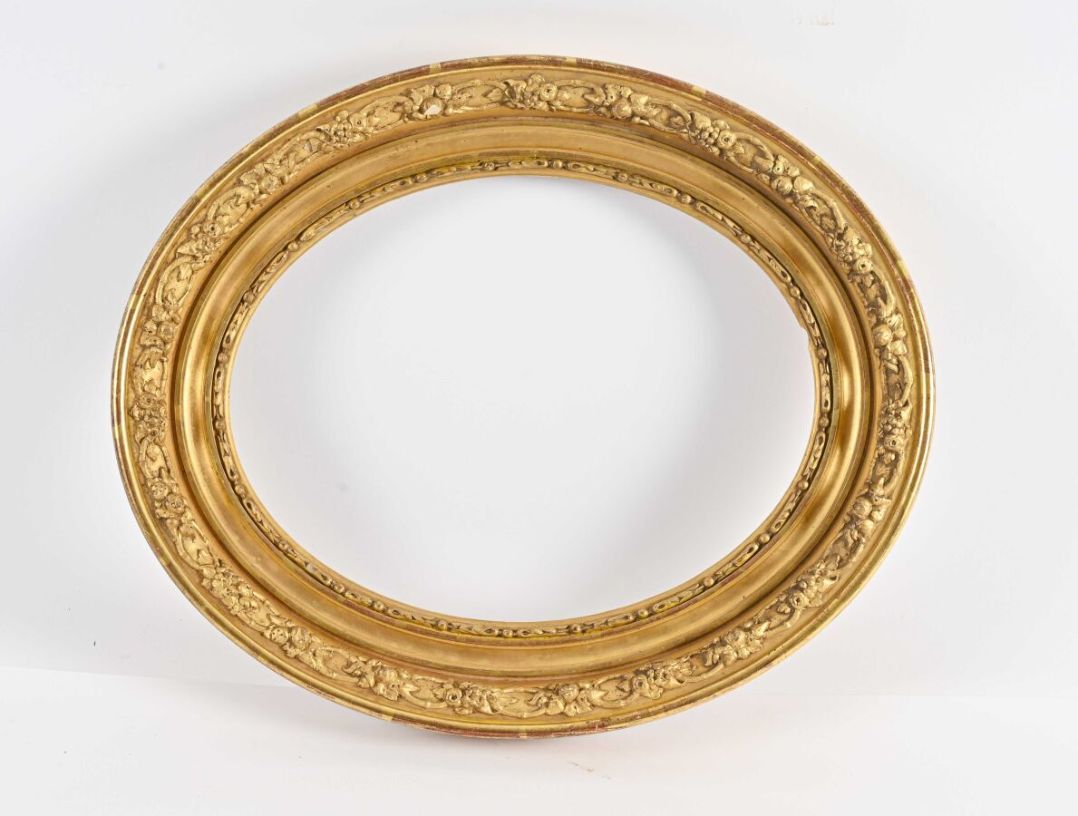 Null Oval frame in wood and gilded paste, molded and flowered arches

Napoleon I&hellip;