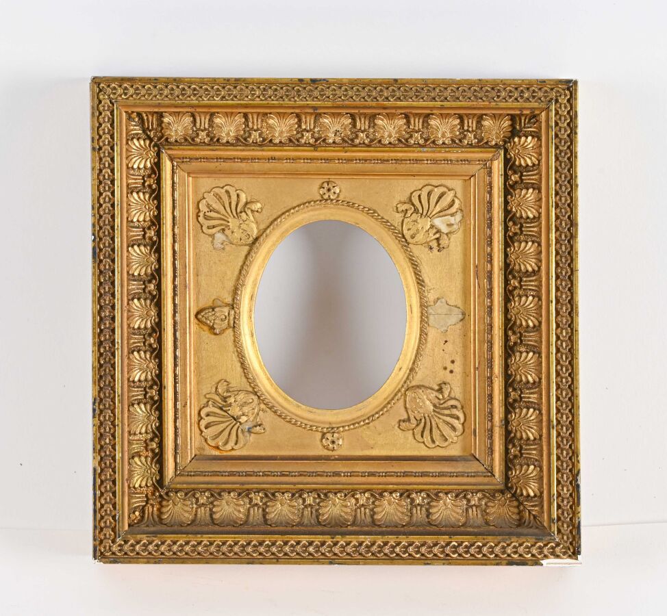 Null Square miniature frame with an oval view, moulded with piastres and palmett&hellip;