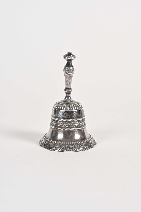 Null 银质桌钟，带花、珍珠、月桂和伽德隆楣。

标记：米诺尔

大师级工匠：FH（一棵朱砂树）。

H.9,5 cm - 重量：122 g BL
