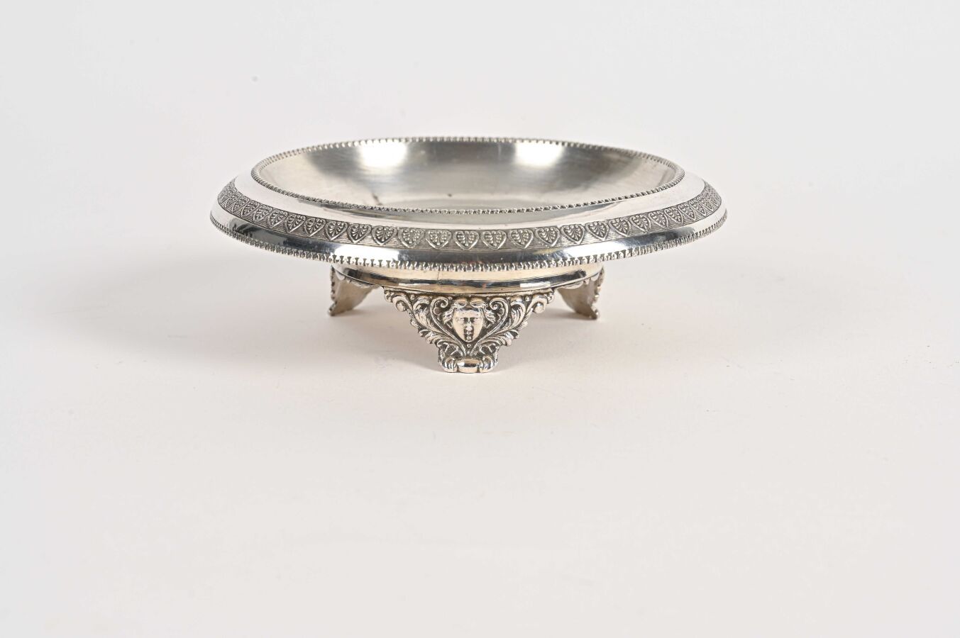 Null Un porta decanter in argento con modanature in perle e palmette su tre gamb&hellip;