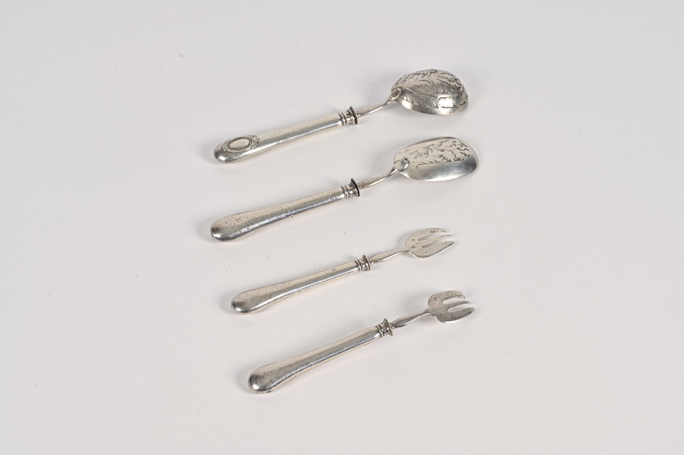Null Four pieces of petit fours, silver handle with oval medallion, silver shove&hellip;